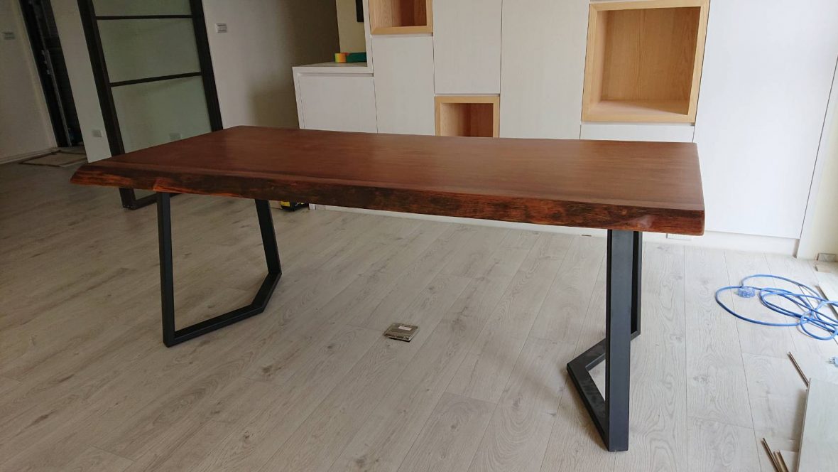 V字桌腳搭配桌板原木餐桌